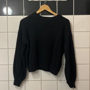 Stickad tröja kroppad  - Det är en stickad långärmad från nakd. Fint skick och den sticks inte Storlek S