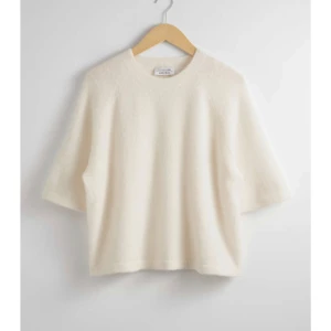 Other stories t shirt - Säljer min knappt använda stickade t shirt från other stories! Storlek s❤️