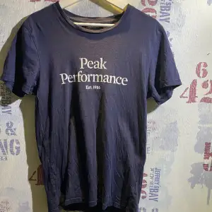 Halloj säljer en peak performance tröja som inte andvänds längre tröjan är i bra skick.