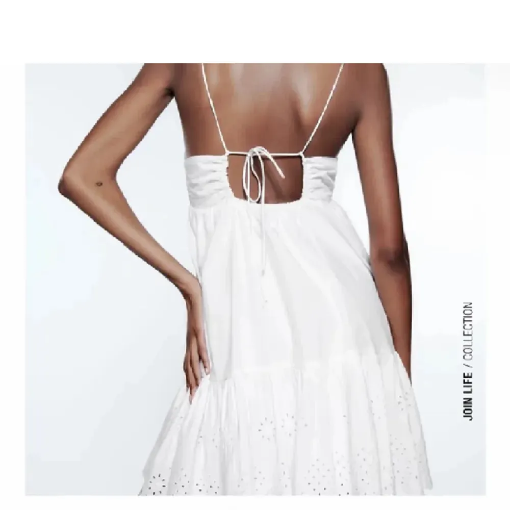 Vit klänning köpt på Zara😍Säljs inte längre på hemsidan. Klänningar.