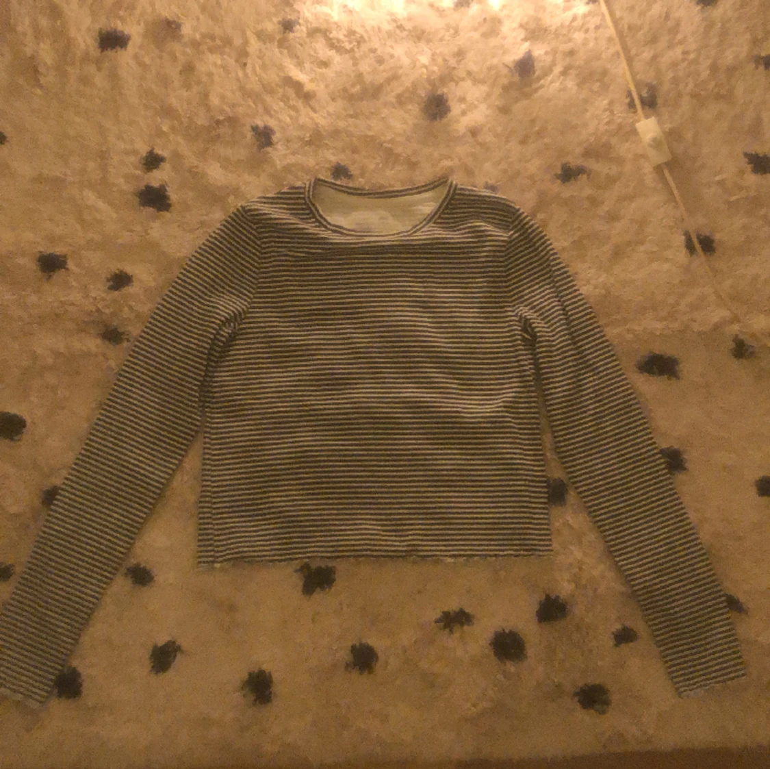 Randig svart vit långärmad tröja