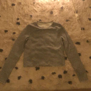 Randig svart vit långärmad tröja - Storlek 146/152 bra skick, använd en gång.