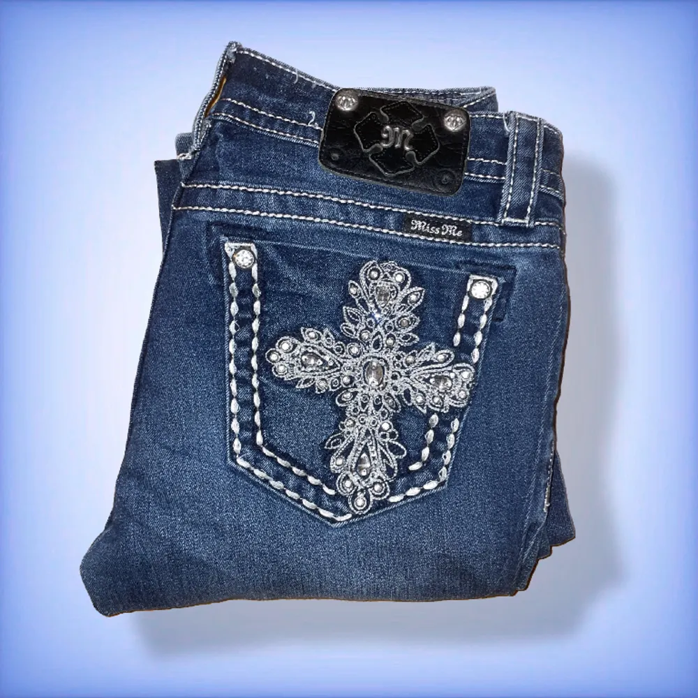Ett par jätte fina bootcut, lågmidjade miss me jeans med speciella bakfickor med vackra detaljer 💎 Hör av dig om du har frågor eller vill se defekter! (5% rabbat på alla köp ifall du följer JeansAndStuff.se på Instagram 💵). Jeans & Byxor.