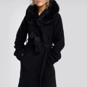 Ullkappa från Sanne Alexandra  - Fantastisk varm, mysig och snygg kappa i ull från Sanne Alexandra  80% ull 20% polyester Använd fåtal gånger, ev lite mer ytludd än när den va ny och en söm som är på väg upp i innerfodret (pyttelite) men enkelt fixat då det är ett stygn som krävs.