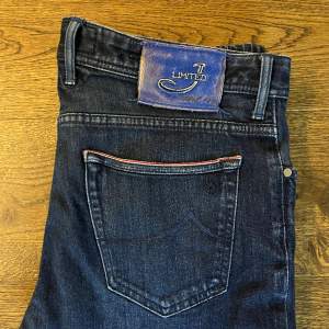 Säljer dessa mörk blåa slim jeans från Jacob Cohën. Dem är i jätte bra skick 9/10. Jeansen är i storlek 35 men passar mer storlek 32-33. Skriv om du har några frågor. Pris kan diskuteras vid snabb affär.