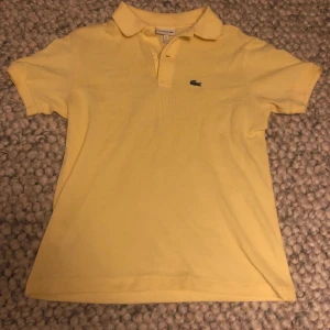 Lacoste piké  - Säljer en Lacoste pike nypris 600 mitt pris 200 pris kan diskuteras skick 9/10 Storlek 152/12 år hör av er vid frågor. Kan mötas upp på Södermalm.