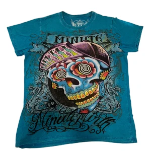 ed hardy liknande t shirt - säljer denna ascoola ed hardy liknande t-shirten från Minute mirth! den är i bra skick med inga defekter. den är i storlek M men passar även S. om du har frågor så är det bara att kontakta mig.