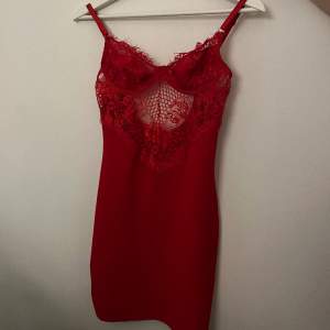 Röd kort klänning med spets 💕knappt använd 