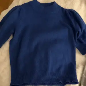 Säljer denna jättefina mörkblåa stickade tröja från JDY. Så fin men är lite för liten för mig! I storlek S. Använd få tal gånger så inga defekter!därav priset
