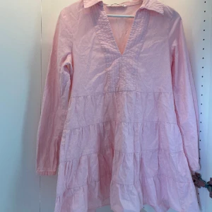 Ljusrosa Zara Klänning  - Jättefin vringad klänning i bra skick!💕 Säljer då den är för kort på mig🌸🤍( endast använd 2 ggr )🌟Kan tänka mig att sälja den för billigare!