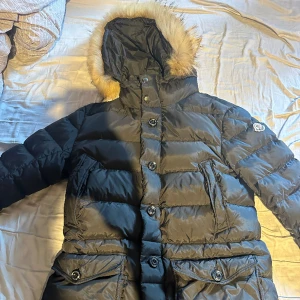 Moncler jacka - Storlek 2 Säljer pågrund av att jag ska flytta till ett varmt land vilket innebär att jag inte behöver den mer.  Äkta med kvitto. Har lite fel på den därför säljer jag den så billigt. Snabb affär