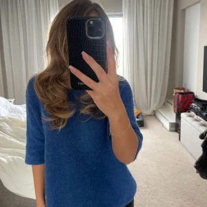 Stickad tröja - Trekvartsärmad stickad tröja. Kommer inte till användning längre. Fint skick💗