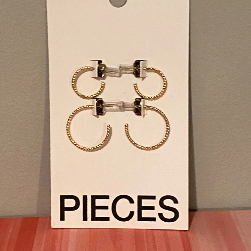 2 par nya Guldiga örhängen från Pieces nya i förpackning Stora cirka 2 cm  Små cirka 1 cm  Helt nya  Oanvända . Accessoarer.