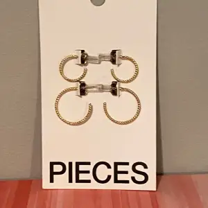 2 par nya Guldiga örhängen från Pieces nya i förpackning Stora cirka 2 cm  Små cirka 1 cm  Helt nya  Oanvända 