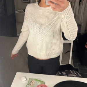 Stickad tröja - Så fin tröja,säljer då jag har två! Har aldrig varit använd🥰