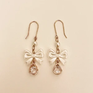 Fina örhängen  - Handgjorda guldfärgade örhängen🎀 tryck på köp nu om du vill köpa💗