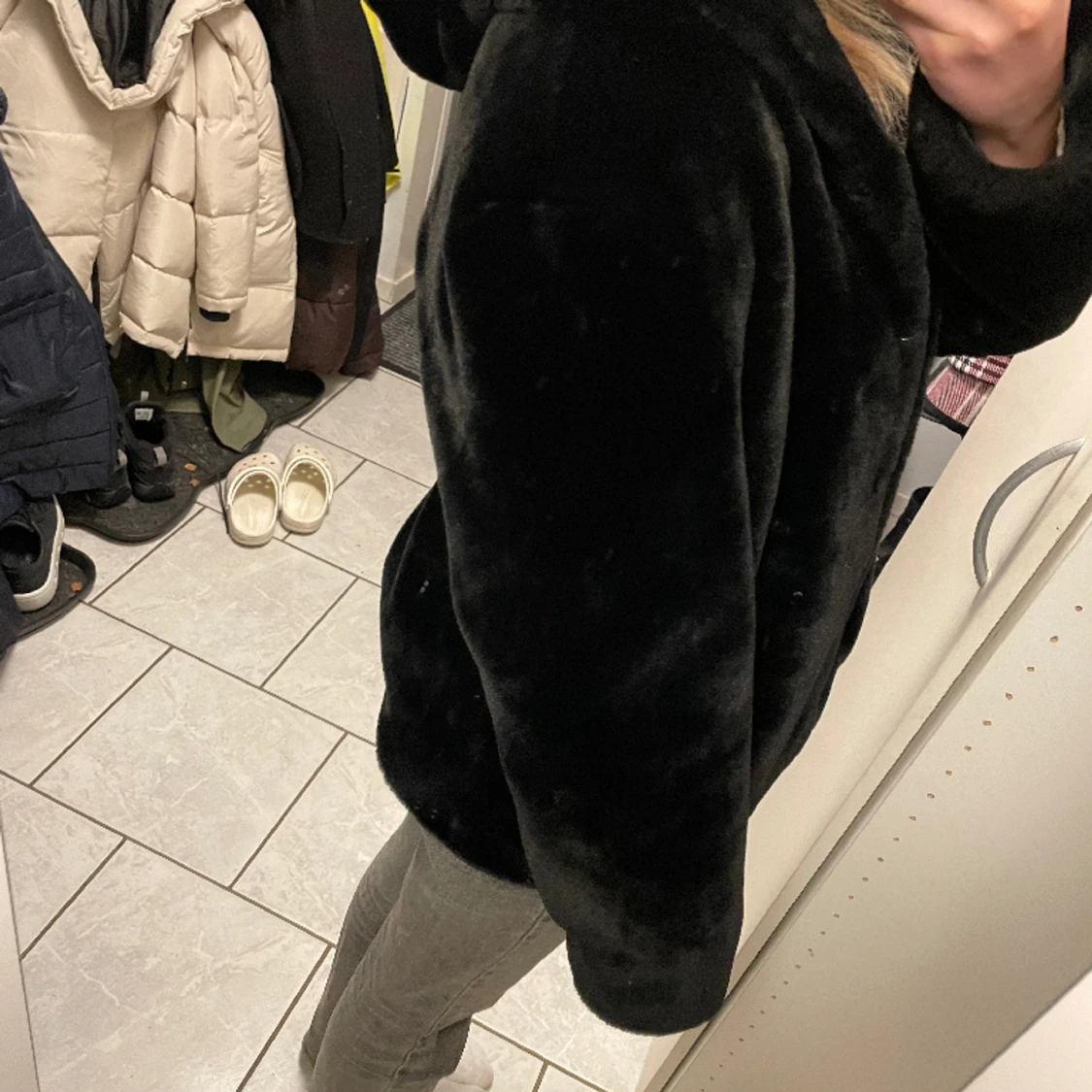 svart pålsjacka med luva - 90