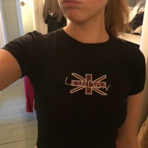 Baby tee - Asfin baby tee från Motel Rocks💓💓. Storlek M men liten i storlek så sitter mer som en S. Skriv för fler bilder🙌!!