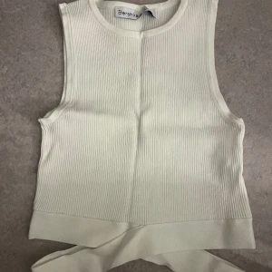 Topp - Topp från Bershka, aldrig använd✨ I storlek M men känns som S, sitter rätt thight✨