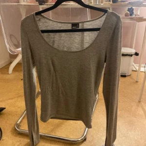 gina tröja - säljer denna då den inte används. Knappt använd så i fint skick💗