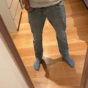 Jätte snygga jeans från gap som sitter rikrigt bra. W28 L30