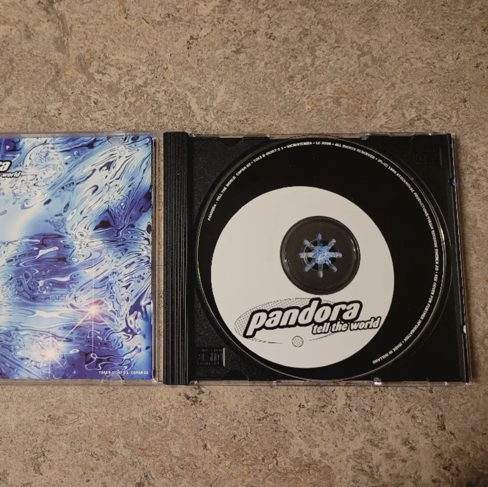 Pandora tell the world CD, den har använts och har synliga markeringar på CD:n men den spelar som vanligt. . Övrigt.