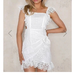 Student klänning - Fin student/midsommar klänning. Använd 2 ggr. Ren och hel. Nypris 1500