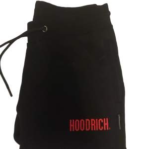 Hej säljer denna par Hood rich byxor i storlek: M dom är använda 1 gång och är i nyskick hör av dig om du är intresserad. 