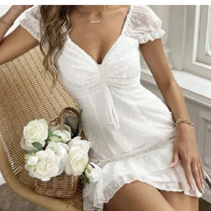 Studentklänning - Jättefin studentklänning i jättebra skick!! Så fin men kommer inte till användning då jag inte tycker den passar min kroppstyp. Jättefin till tex studentutspringet