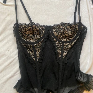 Svart Korsett - Säljer den här super snygga svarta korsetten då den var lite för liten för mig. Står att den ska vara L i storleken men skulle säga att den passar S elle M mer