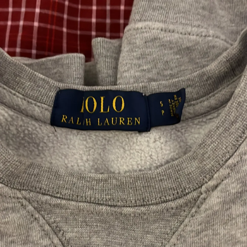 Säljer denna sjukt snygga och stilrena tröja från Ralph lauren, tröjan är i använt skick men är fortfarande väldigt fin  Nypris:2200kr Skick:8/10. Tröjor & Koftor.
