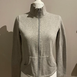 Grå zip up  - Köpte på Vinted men var för liten tyvärr 💞