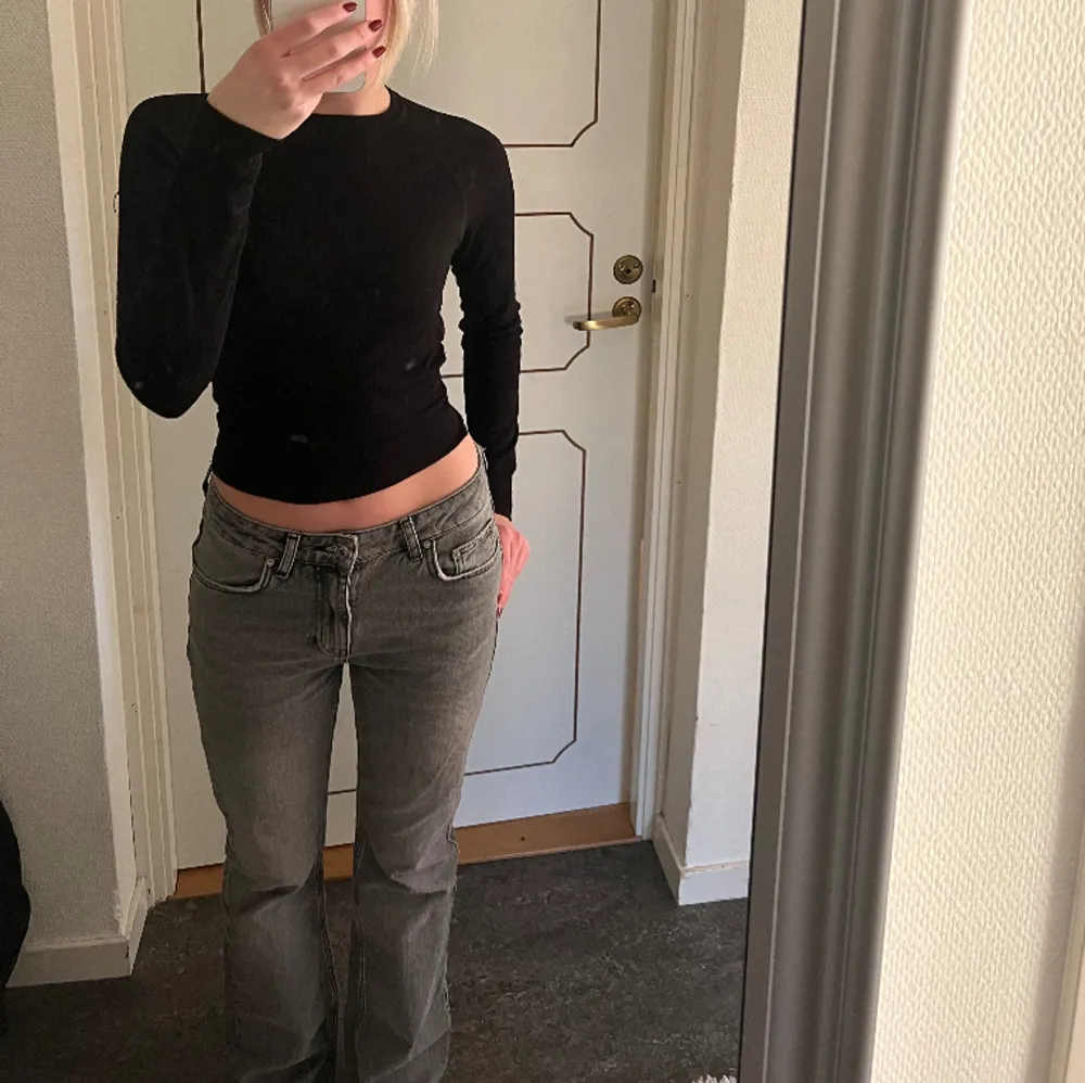 Lågmidjade/ midwaist jeans från Gina tricot, passar i längden på mig som är 1,70 cm . Jeans & Byxor.