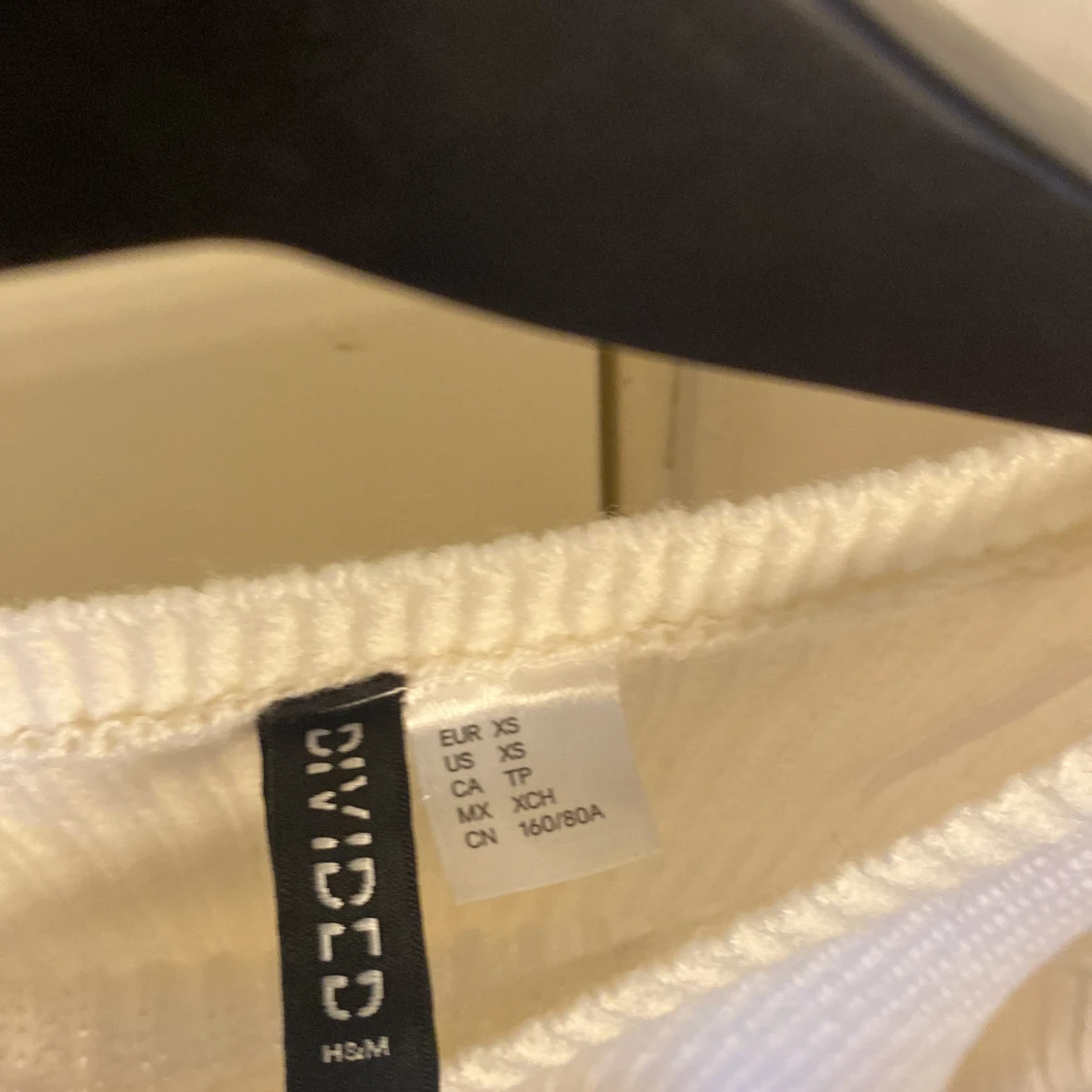 Lång stickad tröja med öppen rygg  - 91