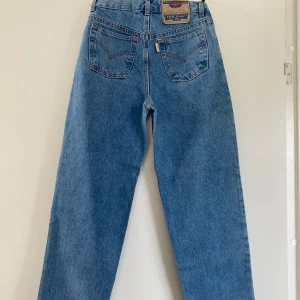 Jeans  - Fina jeans i mycket bra skick! Aldrig använda av mig då de var för små. Köpta på Sellpy. Står att de är storlek 36 men sitter mer som storlek 32. Midjemått 65cm, innerbensmått 66 cm, längd 92 cm. Hör av dig vid intresse!! 