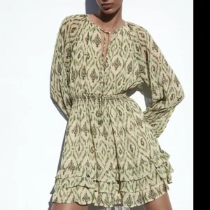 Grön mönstrad klänning - Grön klänning från zara i storlek M, använd fåtal gånger och är slutsåld💗