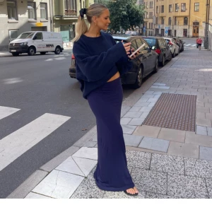 Blå långkjol - Lågmidjade blå långkjol från Nelly. Den är i storlek M och är helt oanvänd💗