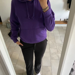 Lila hoodie💜 - Lila hoodie från Clique stl M i använt men gott skick💜
