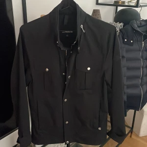 J Lindeberg jacka  - J Lindeberg jacka i storlek xs sitter bra på mig som är 173 