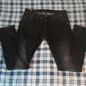 Newyorker jeans - Svarta newyorker jeans. Storlek 32/34 mjuka o strechiga jeans som är slim fit.