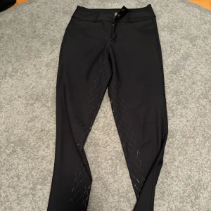 Ridtights  - Fina ridtights från Asta. Ena ”fickan” har gått upp. 