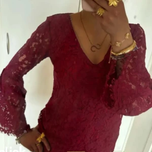 Vinröd spetsblus - Drylake blus som köptes här på Plick ( lånade bilder) i jättefint skick men var tyvärr för stor för mig som brukar ha xs. Pris kan diskuteras