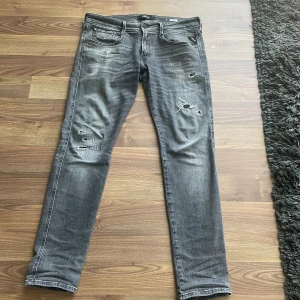 Replay anbass - Riktigt snygga och trendiga jeans från replay med modellen anbass. Skicket är 10/10 inte en enda defekt på hela byxan. Skickas samma dag som beställning och fraktas hem till dig inom 1-3 arbetsdagar. Vid minst fundering så är det bara att skriva.