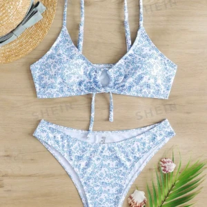 Blommigt blått bikiniset  - Köpte för ett år sedan och har ännu inte använt. Köpt som L men sitter som M enligt mig. Bra recensioner på hemsidan men bara inte för mig!