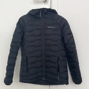 Peak Performance Jacka - Helt ny, använd en gång! Svart jacka i storlek S. Nya säljs för 2799kr men säljer den för 2300kr. Pris går att diskuteras 