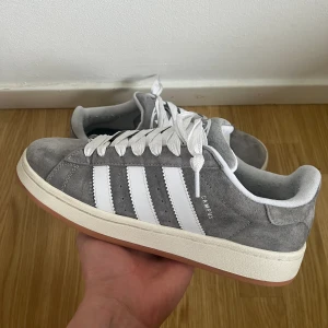 Adidas campus  - Adidas campus i riktigt bra skick använda ett få tal gånger! Extra snören medföljer har ej kvar boxen dock. Vid minsta fundering är det bara att höra av dig !