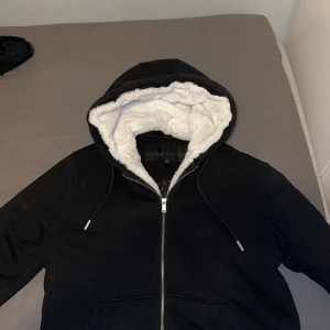 Moose knuckles Classic bunny - Köpt för 4500 finns kvitto på den och allting. Storlek är M i VUXENSTORLEK!! Koftan är perfekt för vinter tider, den är riktigt varm och har tjock päls inuti i koftan.   Inget smuts eller något på den använd några gånger.   Om ni behöver bilder skriv