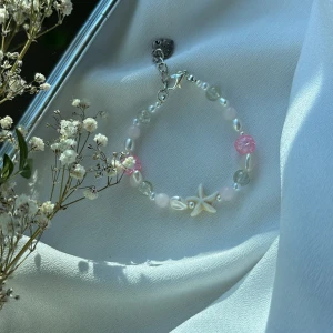 Handgjort armband 🤍 - .