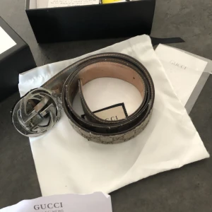 Gucci Supreme bälte - Gucci supreme bälte inköpt 2019. 8/10 skick (ser felfritt ut vid användning)  110cm  Pris kan diskuteras vid smidigt affär.