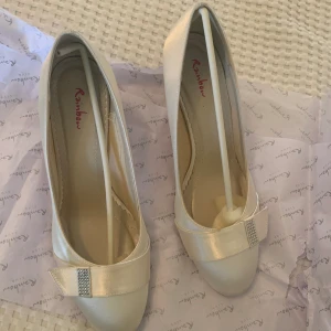 Bröllopsskor - Bröllopsskor, i mycket fint skick. Använde de under ett par timmar inomhus. Stl 38. Köpte de för 1130kr.